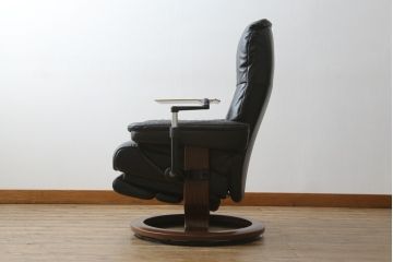 中古　極美品　ノルウェー製　EKORNES(エコーネス)　 Mayfair(メイフェア)　Mサイズ　希少!!　電動式フットレスト付きが珍しい!高級感漂うコンピューターテーブル付きストレスレスチェア(クラシックベース、アームチェア、リクライニングチェア、椅子、イス、1人掛けソファ、1Pソファ、北欧、本革、レザー)(定価約50万円)(R-066324)