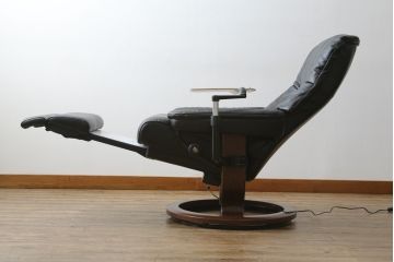 中古　極美品　ノルウェー製　EKORNES(エコーネス)　 Mayfair(メイフェア)　Mサイズ　希少!!　電動式フットレスト付きが珍しい!高級感漂うコンピューターテーブル付きストレスレスチェア(クラシックベース、アームチェア、リクライニングチェア、椅子、イス、1人掛けソファ、1Pソファ、北欧、本革、レザー)(定価約50万円)(R-066324)