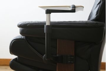 中古　極美品　ノルウェー製　EKORNES(エコーネス)　 Mayfair(メイフェア)　Mサイズ　希少!!　電動式フットレスト付きが珍しい!高級感漂うコンピューターテーブル付きストレスレスチェア(クラシックベース、アームチェア、リクライニングチェア、椅子、イス、1人掛けソファ、1Pソファ、北欧、本革、レザー)(定価約50万円)(R-066324)