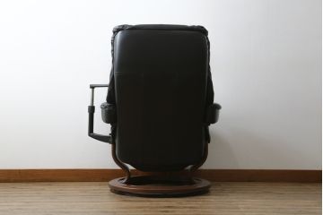 中古　極美品　ノルウェー製　EKORNES(エコーネス)　 Mayfair(メイフェア)　Mサイズ　希少!!　電動式フットレスト付きが珍しい!高級感漂うコンピューターテーブル付きストレスレスチェア(クラシックベース、アームチェア、リクライニングチェア、椅子、イス、1人掛けソファ、1Pソファ、北欧、本革、レザー)(定価約50万円)(R-066324)