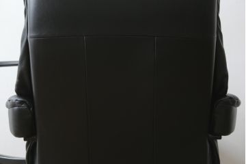中古　極美品　ノルウェー製　EKORNES(エコーネス)　 Mayfair(メイフェア)　Mサイズ　希少!!　電動式フットレスト付きが珍しい!高級感漂うコンピューターテーブル付きストレスレスチェア(クラシックベース、アームチェア、リクライニングチェア、椅子、イス、1人掛けソファ、1Pソファ、北欧、本革、レザー)(定価約50万円)(R-066324)