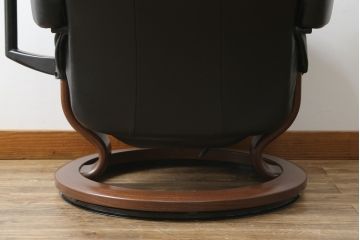 中古　極美品　ノルウェー製　EKORNES(エコーネス)　 Mayfair(メイフェア)　Mサイズ　希少!!　電動式フットレスト付きが珍しい!高級感漂うコンピューターテーブル付きストレスレスチェア(クラシックベース、アームチェア、リクライニングチェア、椅子、イス、1人掛けソファ、1Pソファ、北欧、本革、レザー)(定価約50万円)(R-066324)