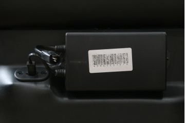 中古　極美品　ノルウェー製　EKORNES(エコーネス)　 Mayfair(メイフェア)　Mサイズ　希少!!　電動式フットレスト付きが珍しい!高級感漂うコンピューターテーブル付きストレスレスチェア(クラシックベース、アームチェア、リクライニングチェア、椅子、イス、1人掛けソファ、1Pソファ、北欧、本革、レザー)(定価約50万円)(R-066324)