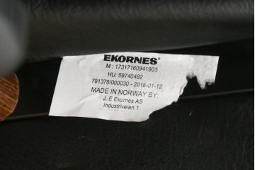 中古　極美品　ノルウェー製　EKORNES(エコーネス)　 Mayfair(メイフェア)　Mサイズ　希少!!　電動式フットレスト付きが珍しい!高級感漂うコンピューターテーブル付きストレスレスチェア(クラシックベース、アームチェア、リクライニングチェア、椅子、イス、1人掛けソファ、1Pソファ、北欧、本革、レザー)(定価約50万円)(R-066324)