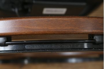 中古　極美品　ノルウェー製　EKORNES(エコーネス)　 Mayfair(メイフェア)　Mサイズ　希少!!　電動式フットレスト付きが珍しい!高級感漂うコンピューターテーブル付きストレスレスチェア(クラシックベース、アームチェア、リクライニングチェア、椅子、イス、1人掛けソファ、1Pソファ、北欧、本革、レザー)(定価約50万円)(R-066324)