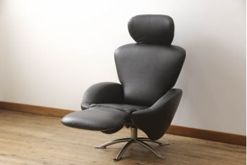 中古　短期使用のため極美品!!　Cassina(カッシーナ)　K10 DODO(ドド)　洗練されたモダンデザインが目を引くシェーズロング(リクライニングチェア、アームチェア、椅子、イス、一人掛けソファ、1人掛けソファ、本革、レザー)(定価約104万5千円)(R-066325)