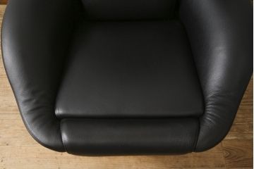 中古　短期使用のため極美品!!　Cassina(カッシーナ)　K10 DODO(ドド)　洗練されたモダンデザインが目を引くシェーズロング(リクライニングチェア、アームチェア、椅子、イス、一人掛けソファ、1人掛けソファ、本革、レザー)(定価約104万5千円)(R-066325)