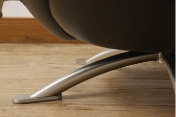 中古　短期使用のため極美品!!　Cassina(カッシーナ)　K10 DODO(ドド)　洗練されたモダンデザインが目を引くシェーズロング(リクライニングチェア、アームチェア、椅子、イス、一人掛けソファ、1人掛けソファ、本革、レザー)(定価約104万5千円)(R-066325)