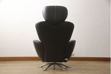 中古　短期使用のため極美品!!　Cassina(カッシーナ)　K10 DODO(ドド)　洗練されたモダンデザインが目を引くシェーズロング(リクライニングチェア、アームチェア、椅子、イス、一人掛けソファ、1人掛けソファ、本革、レザー)(定価約104万5千円)(R-066325)