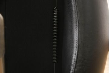 中古　短期使用のため極美品!!　Cassina(カッシーナ)　K10 DODO(ドド)　洗練されたモダンデザインが目を引くシェーズロング(リクライニングチェア、アームチェア、椅子、イス、一人掛けソファ、1人掛けソファ、本革、レザー)(定価約104万5千円)(R-066325)