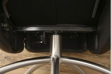 中古　短期使用のため極美品!!　Cassina(カッシーナ)　K10 DODO(ドド)　洗練されたモダンデザインが目を引くシェーズロング(リクライニングチェア、アームチェア、椅子、イス、一人掛けソファ、1人掛けソファ、本革、レザー)(定価約104万5千円)(R-066325)
