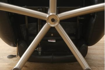 中古　短期使用のため極美品!!　Cassina(カッシーナ)　K10 DODO(ドド)　洗練されたモダンデザインが目を引くシェーズロング(リクライニングチェア、アームチェア、椅子、イス、一人掛けソファ、1人掛けソファ、本革、レザー)(定価約104万5千円)(R-066325)