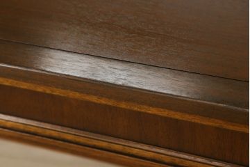 中古　DREXEL HERITAGE(ドレクセルヘリテイジ)　Triune(トライユン)　マホガニー材　洗練されたデザインとクラシカルな佇まいが魅力的なセンターテーブル(カクテルテーブル、リビングテーブル、カフェテーブル、ローテーブル)(R-066326)