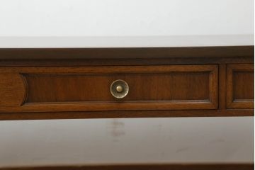 中古　DREXEL HERITAGE(ドレクセルヘリテイジ)　Triune(トライユン)　マホガニー材　洗練されたデザインとクラシカルな佇まいが魅力的なセンターテーブル(カクテルテーブル、リビングテーブル、カフェテーブル、ローテーブル)(R-066326)