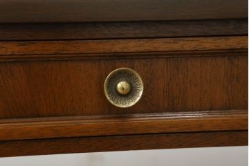 中古　DREXEL HERITAGE(ドレクセルヘリテイジ)　Triune(トライユン)　マホガニー材　洗練されたデザインとクラシカルな佇まいが魅力的なセンターテーブル(カクテルテーブル、リビングテーブル、カフェテーブル、ローテーブル)(R-066326)