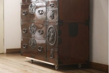和製アンティーク　上手物!!　前面欅(ケヤキ)材　立派な唐獅子金具が存在感を放つ二段重ね仙台箪笥(衣装箪笥、収納箪笥、整理箪笥、引き出し、時代箪笥)(R-066327)