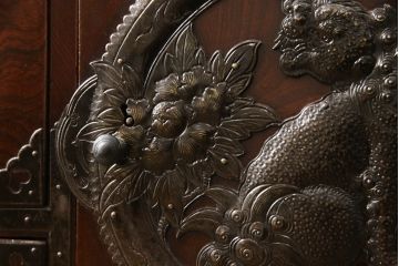 和製アンティーク　上手物!!　前面欅(ケヤキ)材　立派な唐獅子金具が存在感を放つ二段重ね仙台箪笥(衣装箪笥、収納箪笥、整理箪笥、引き出し、時代箪笥)(R-066327)