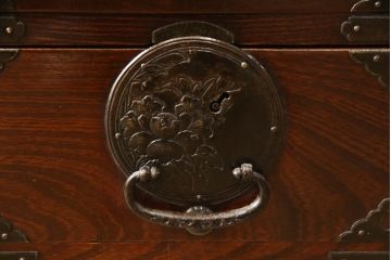 和製アンティーク　上手物!!　前面欅(ケヤキ)材　立派な唐獅子金具が存在感を放つ二段重ね仙台箪笥(衣装箪笥、収納箪笥、整理箪笥、引き出し、時代箪笥)(R-066327)