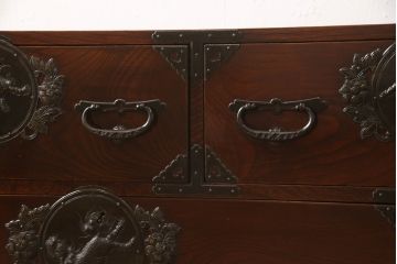 和製アンティーク　上手物!!　前面欅(ケヤキ)材　立派な唐獅子金具が存在感を放つ仙台箪笥ローボード(ローチェスト、引き出し、テレビ台、テレビボード、時代箪笥)(R-066328)