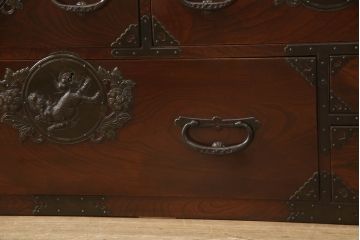 和製アンティーク　上手物!!　前面欅(ケヤキ)材　立派な唐獅子金具が存在感を放つ仙台箪笥ローボード(ローチェスト、引き出し、テレビ台、テレビボード、時代箪笥)(R-066328)