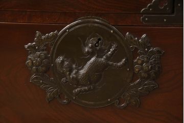 和製アンティーク　上手物!!　前面欅(ケヤキ)材　立派な唐獅子金具が存在感を放つ仙台箪笥ローボード(ローチェスト、引き出し、テレビ台、テレビボード、時代箪笥)(R-066328)