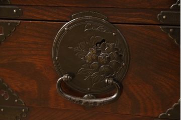 和製アンティーク　上手物!!　前面欅(ケヤキ)材　立派な唐獅子金具が存在感を放つ仙台箪笥ローボード(ローチェスト、引き出し、テレビ台、テレビボード、時代箪笥)(R-066328)