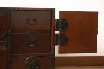和製アンティーク　上手物!!　前面欅(ケヤキ)材　立派な唐獅子金具が存在感を放つ仙台箪笥ローボード(ローチェスト、引き出し、テレビ台、テレビボード、時代箪笥)(R-066329)