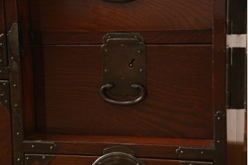 和製アンティーク　上手物!!　前面欅(ケヤキ)材　立派な唐獅子金具が存在感を放つ仙台箪笥ローボード(ローチェスト、引き出し、テレビ台、テレビボード、時代箪笥)(R-066329)