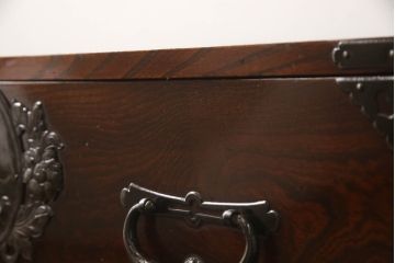 和製アンティーク　上手物!!　前面欅(ケヤキ)材　立派な唐獅子金具が存在感を放つ仙台箪笥ローボード(ローチェスト、引き出し、テレビ台、テレビボード、時代箪笥)(R-066329)