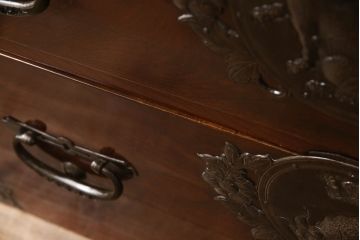 和製アンティーク　上手物!!　前面欅(ケヤキ)材　立派な唐獅子金具が存在感を放つ仙台箪笥ローボード(ローチェスト、引き出し、テレビ台、テレビボード、時代箪笥)(R-066329)