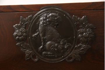 和製アンティーク　上手物!!　前面欅(ケヤキ)材　立派な唐獅子金具が存在感を放つ仙台箪笥ローボード(ローチェスト、引き出し、テレビ台、テレビボード、時代箪笥)(R-066329)