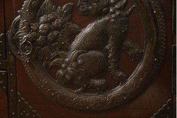 和製アンティーク　上手物!!　前面欅(ケヤキ)材　立派な唐獅子金具が存在感を放つ仙台箪笥ローボード(ローチェスト、引き出し、テレビ台、テレビボード、時代箪笥)(R-066329)