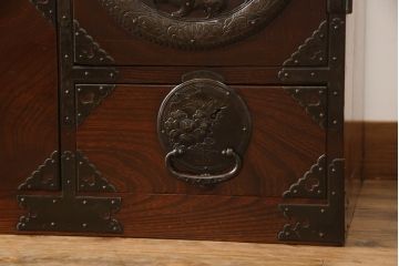 和製アンティーク　上手物!!　前面欅(ケヤキ)材　立派な唐獅子金具が存在感を放つ仙台箪笥ローボード(ローチェスト、引き出し、テレビ台、テレビボード、時代箪笥)(R-066329)