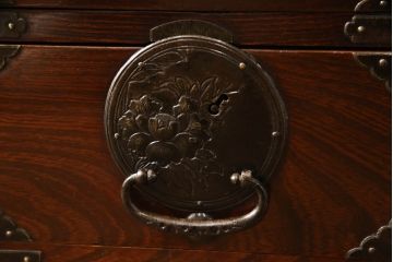 和製アンティーク　上手物!!　前面欅(ケヤキ)材　立派な唐獅子金具が存在感を放つ仙台箪笥ローボード(ローチェスト、引き出し、テレビ台、テレビボード、時代箪笥)(R-066329)