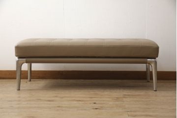 中古　短期使用のため極美品!!　Cassina(カッシーナ)　PHILIPPE STARCK(フィリップ・スタルク)　L26 VOLAGE bench(ヴォラージュ) X革(カフェラテ:13X323)　高級感漂う佇まいが魅力のベンチ(本革、レザーチェア、長椅子、長イス、2人掛け、二人掛け)(定価約42万9千円)(R-066330)