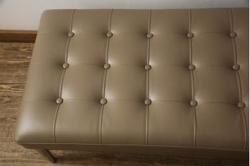 中古　短期使用のため極美品!!　Cassina(カッシーナ)　PHILIPPE STARCK(フィリップ・スタルク)　L26 VOLAGE bench(ヴォラージュ) X革(カフェラテ:13X323)　高級感漂う佇まいが魅力のベンチ(本革、レザーチェア、長椅子、長イス、2人掛け、二人掛け)(定価約42万9千円)(R-066330)