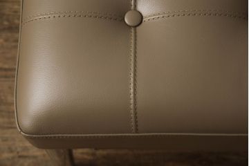 中古　短期使用のため極美品!!　Cassina(カッシーナ)　PHILIPPE STARCK(フィリップ・スタルク)　L26 VOLAGE bench(ヴォラージュ) X革(カフェラテ:13X323)　高級感漂う佇まいが魅力のベンチ(本革、レザーチェア、長椅子、長イス、2人掛け、二人掛け)(定価約42万9千円)(R-066330)