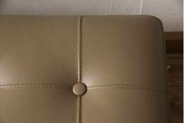 中古　短期使用のため極美品!!　Cassina(カッシーナ)　PHILIPPE STARCK(フィリップ・スタルク)　L26 VOLAGE bench(ヴォラージュ) X革(カフェラテ:13X323)　高級感漂う佇まいが魅力のベンチ(本革、レザーチェア、長椅子、長イス、2人掛け、二人掛け)(定価約42万9千円)(R-066330)