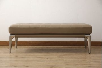 中古　短期使用のため極美品!!　Cassina(カッシーナ)　PHILIPPE STARCK(フィリップ・スタルク)　L26 VOLAGE bench(ヴォラージュ) X革(カフェラテ:13X323)　高級感漂う佇まいが魅力のベンチ(本革、レザーチェア、長椅子、長イス、2人掛け、二人掛け)(定価約42万9千円)(R-066330)