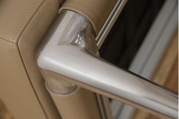 中古　短期使用のため極美品!!　Cassina(カッシーナ)　PHILIPPE STARCK(フィリップ・スタルク)　L26 VOLAGE bench(ヴォラージュ) X革(カフェラテ:13X323)　高級感漂う佇まいが魅力のベンチ(本革、レザーチェア、長椅子、長イス、2人掛け、二人掛け)(定価約42万9千円)(R-066330)