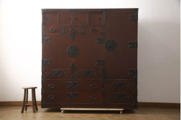 中古　岩谷堂箪笥　風格のある上品な佇まいが魅力の大型和箪笥(着物箪笥、衣装盆、洋服タンス、衣装箪笥、整理箪笥、ワードローブ、引き出し、キャビネット、上下バラ売り可能)(定価約130万円)(R-066361)