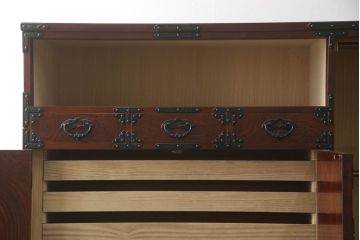 中古　岩谷堂箪笥　風格のある上品な佇まいが魅力の大型和箪笥(着物箪笥、衣装盆、洋服タンス、衣装箪笥、整理箪笥、ワードローブ、引き出し、キャビネット、上下バラ売り可能)(定価約130万円)(R-066361)