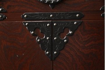 中古　岩谷堂箪笥　風格のある上品な佇まいが魅力の大型和箪笥(着物箪笥、衣装盆、洋服タンス、衣装箪笥、整理箪笥、ワードローブ、引き出し、キャビネット、上下バラ売り可能)(定価約130万円)(R-066361)