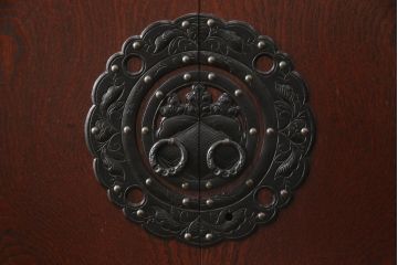 中古　岩谷堂箪笥　風格のある上品な佇まいが魅力の大型和箪笥(着物箪笥、衣装盆、洋服タンス、衣装箪笥、整理箪笥、ワードローブ、引き出し、キャビネット、上下バラ売り可能)(定価約130万円)(R-066361)