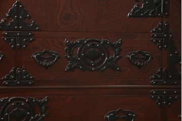 中古　岩谷堂箪笥　風格のある上品な佇まいが魅力の大型和箪笥(着物箪笥、衣装盆、洋服タンス、衣装箪笥、整理箪笥、ワードローブ、引き出し、キャビネット、上下バラ売り可能)(定価約130万円)(R-066361)