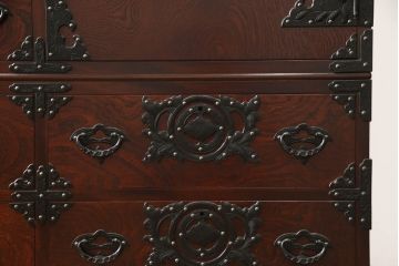 中古　岩谷堂箪笥　風格のある上品な佇まいが魅力の大型和箪笥(着物箪笥、衣装盆、洋服タンス、衣装箪笥、整理箪笥、ワードローブ、引き出し、キャビネット、上下バラ売り可能)(定価約130万円)(R-066361)