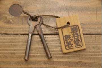 中古　岩谷堂箪笥　風格のある上品な佇まいが魅力の大型和箪笥(着物箪笥、衣装盆、洋服タンス、衣装箪笥、整理箪笥、ワードローブ、引き出し、キャビネット、上下バラ売り可能)(定価約130万円)(R-066361)