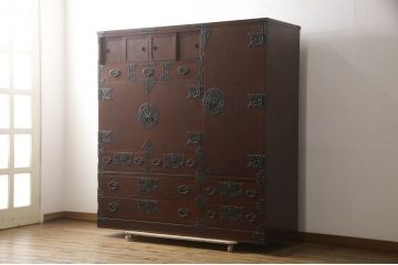 中古　岩谷堂箪笥　風格のある上品な佇まいが魅力の大型和箪笥(着物箪笥、衣装盆、洋服タンス、衣装箪笥、整理箪笥、ワードローブ、引き出し、キャビネット、上下バラ売り可能)(定価約130万円)(R-066361)