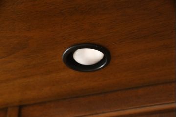 中古　DREXEL HERITAGE(ドレクセルヘリテイジ)　Cameo Classics(キャメオクラシックス)　高級感溢れる佇まいが魅力のチャイナキャビネット(飾り棚、キュリオケース、収納棚、戸棚)(定価約228万円)(R-066362)