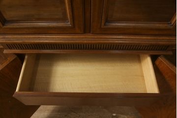 中古　DREXEL HERITAGE(ドレクセルヘリテイジ)　Cameo Classics(キャメオクラシックス)　高級感溢れる佇まいが魅力のチャイナキャビネット(飾り棚、キュリオケース、収納棚、戸棚)(定価約228万円)(R-066362)